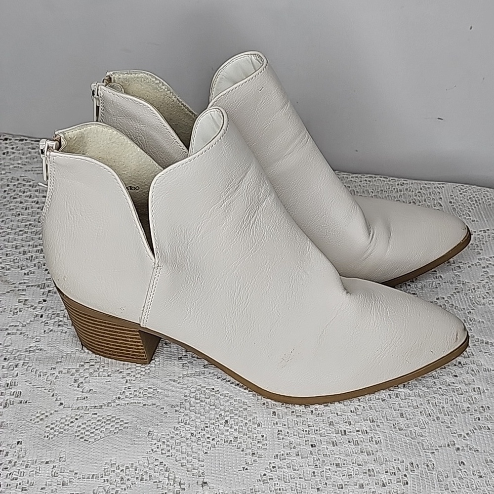 Me Too Shana white heeled ankle booties boots sz 8.5
